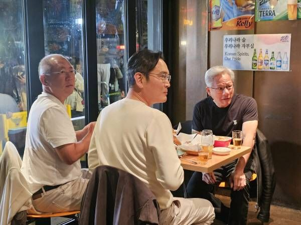 엔비디아 젠슨 황 CEO, 이재용·정의선 회장과 치맥 회동...AI 협력 강화 메시지