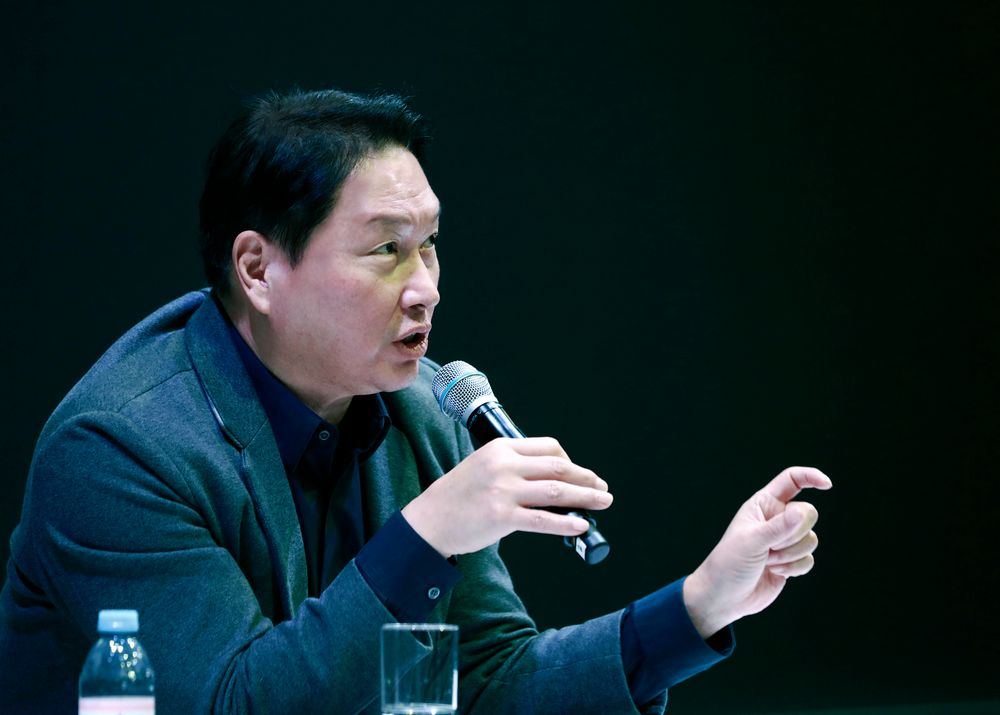 최태원 SK 회장, CES 2025서 "AI는 선택 아닌 필수... 대한민국 경쟁력 위협받을 수도" 