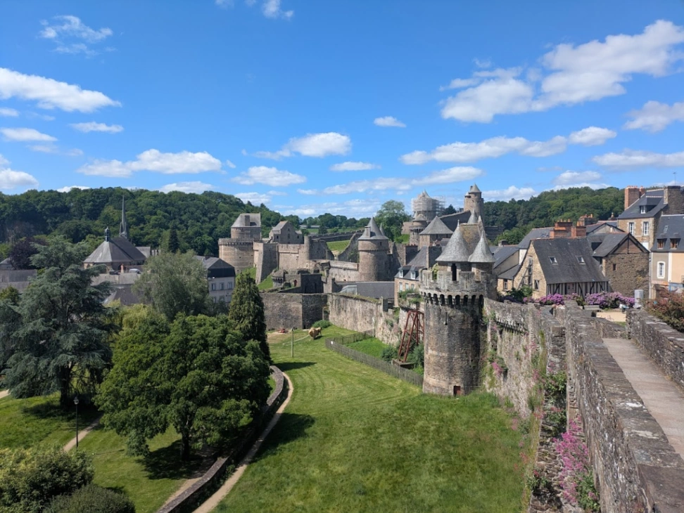 Château de Fougères — Lieu