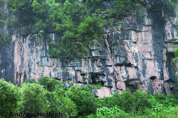 photo of Dragon's Lair   龙宫, 5.10b ★★ at Dragon's Tooth 龙牙 from China: Yangshuo Rock 阳朔攀岩路书