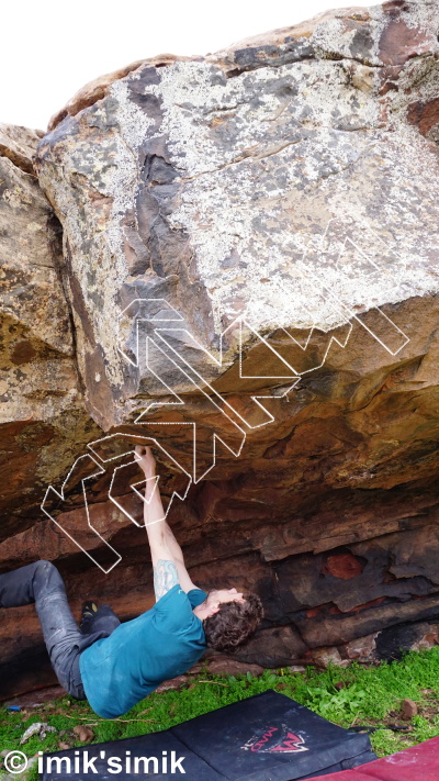 photo of Bloody pinky, V6+  at The Meeting from Morocco: Oukaimeden Bouldering