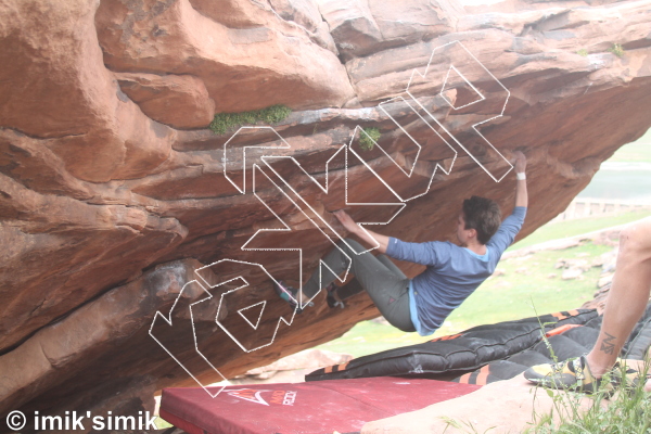 photo of Turkish Bread, V4+  at Drunk'n  Artist from Morocco: Oukaimeden Bouldering