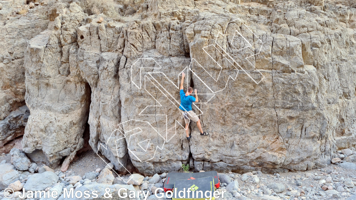 photo of Cracked Wall from Oman: Bouldering