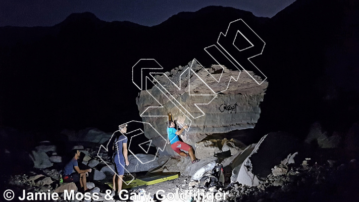 photo of Tank Boulder from Oman: Bouldering