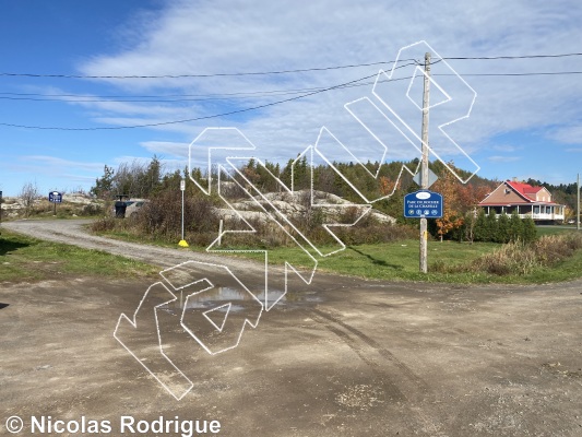 photo of Stationnement Rocher de la Chapelle,   at Rocher de la Chapelle from Québec: Montmagny-L'Islet 