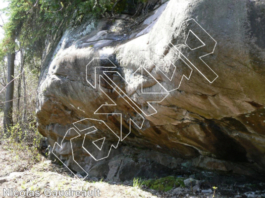 photo of Le Ruisseau, V2 ★★ at Le Cave from Québec: Parois d'escalade du Saguenay