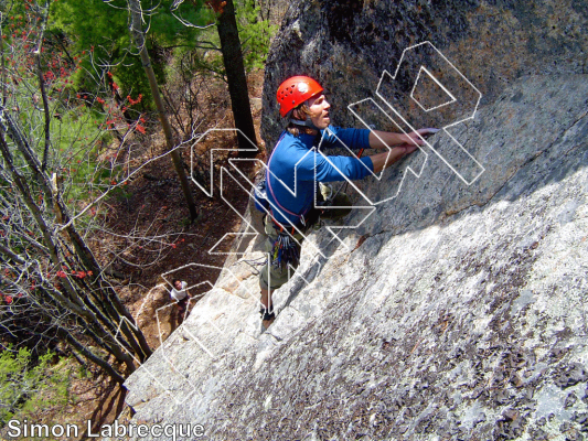 photo of Vol 407 pour Calgary, 5.10c ★★ at Les Monts et Merveilles from Québec: Parois d'escalade du Saguenay