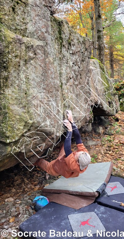 photo of Réglettes, V4 ★★ at Pierre-à-feu from Québec: Mont Rigaud