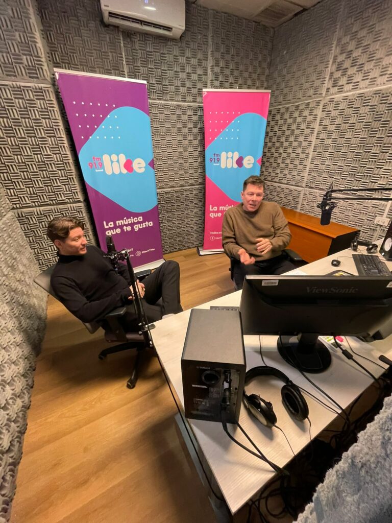 Emanero en el estudio de FM LIKE