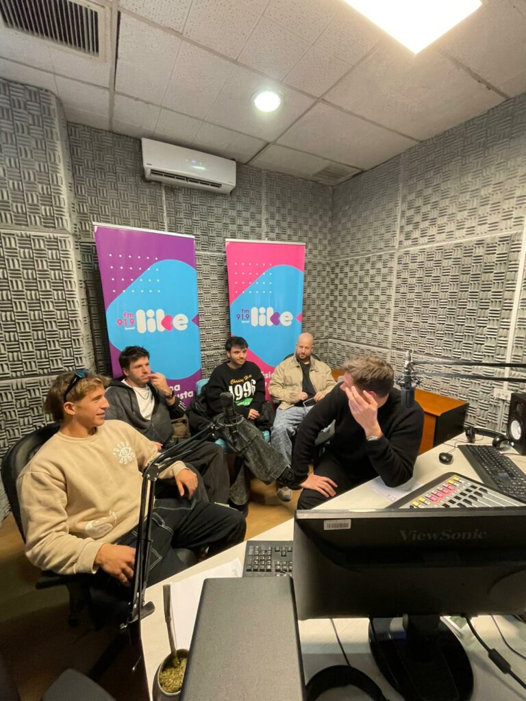 Márama en el estudio de FM LIKE
