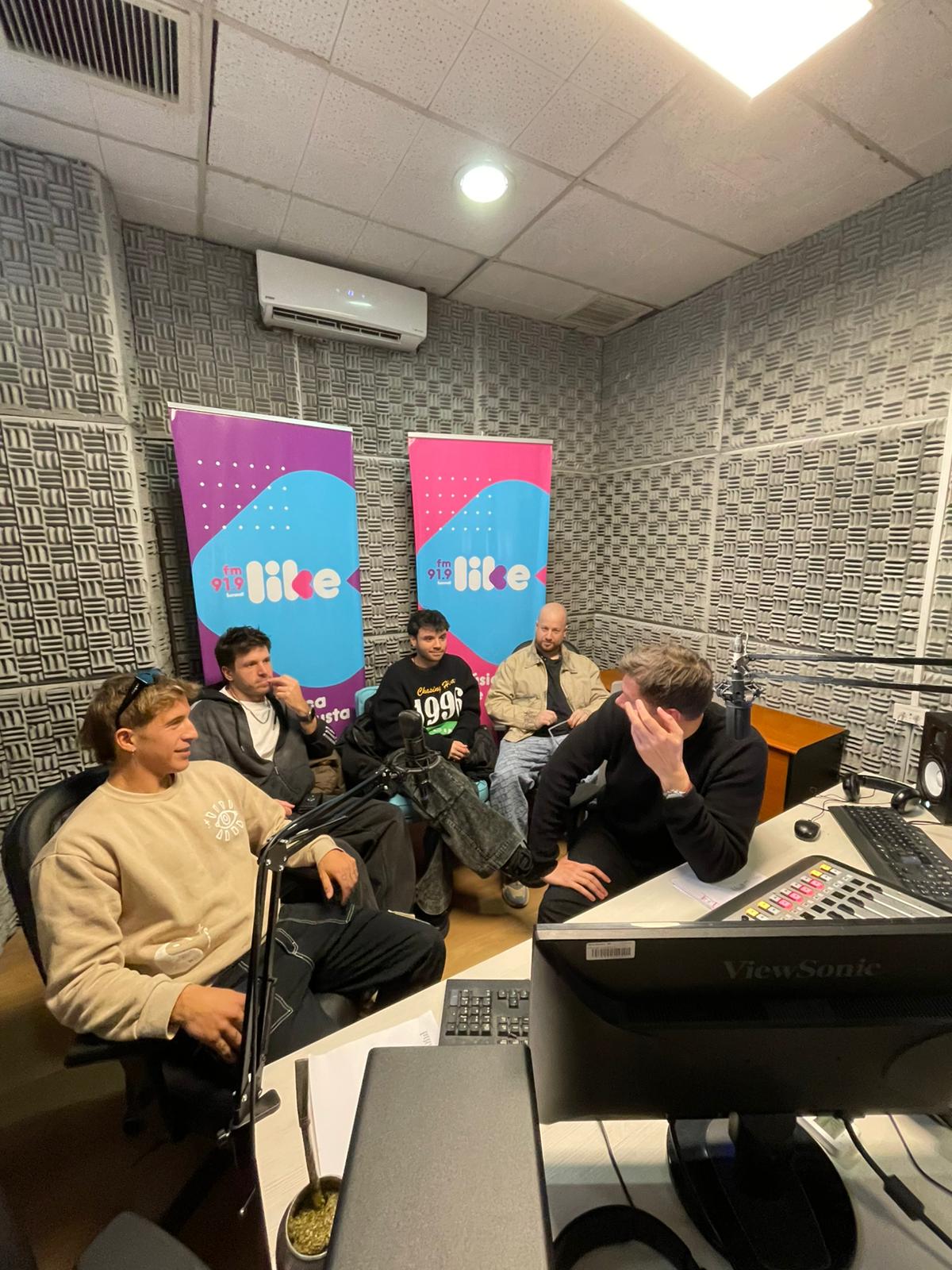Márama en el estudio de FM LIKE