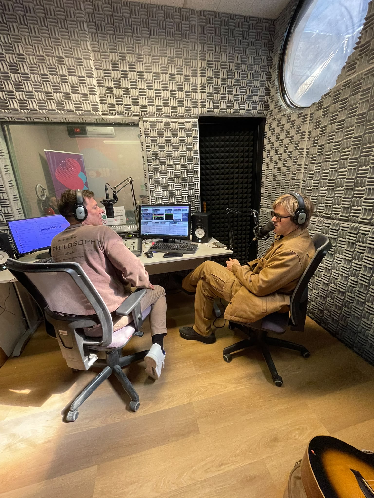 BENJAMIN AMADEO EN EL ESTUDIO DE FM LIKE