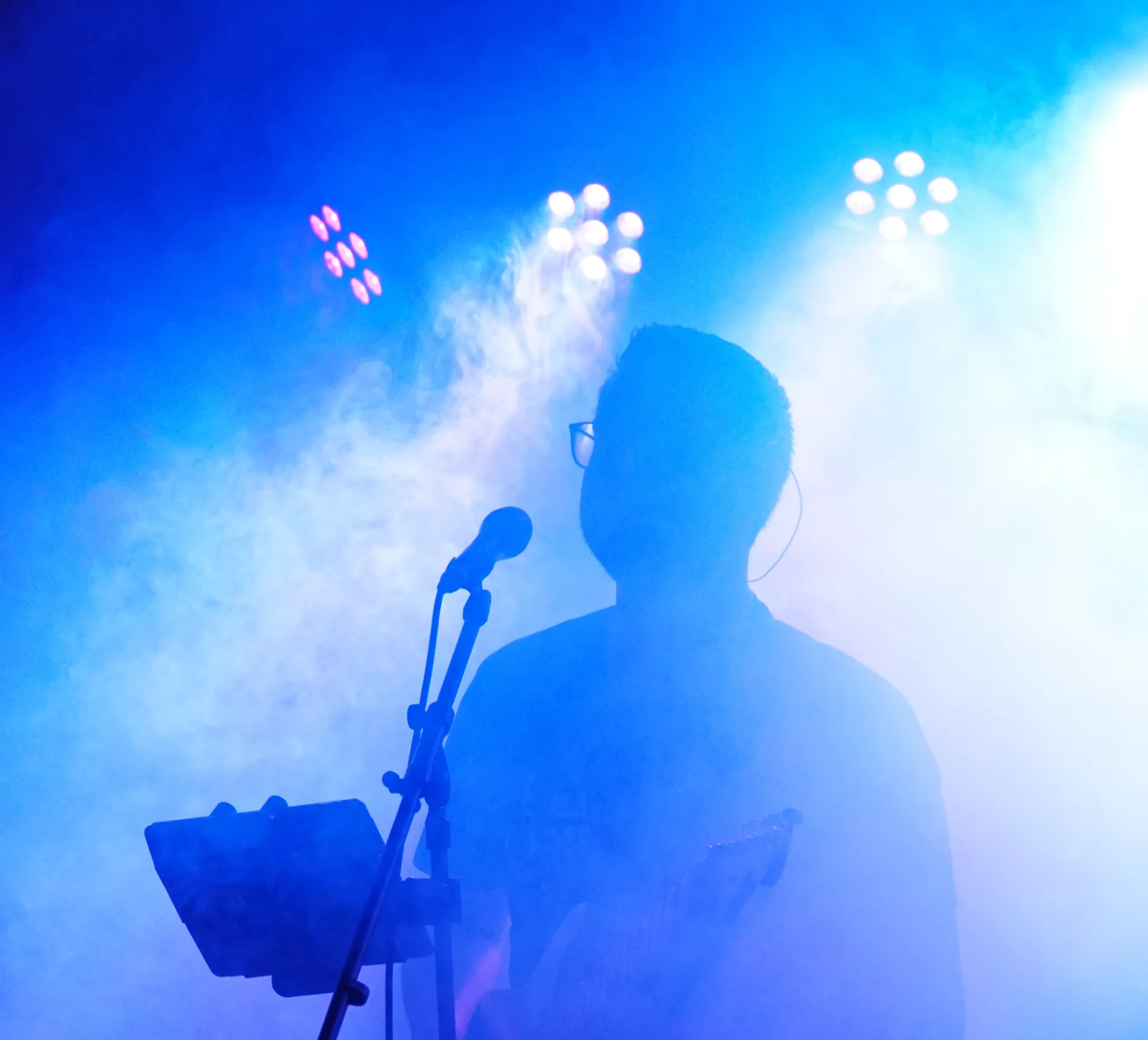 Sänger Dominik Strauß im Nebel beim Auftritt bei der Feuerwehr Atzhausen