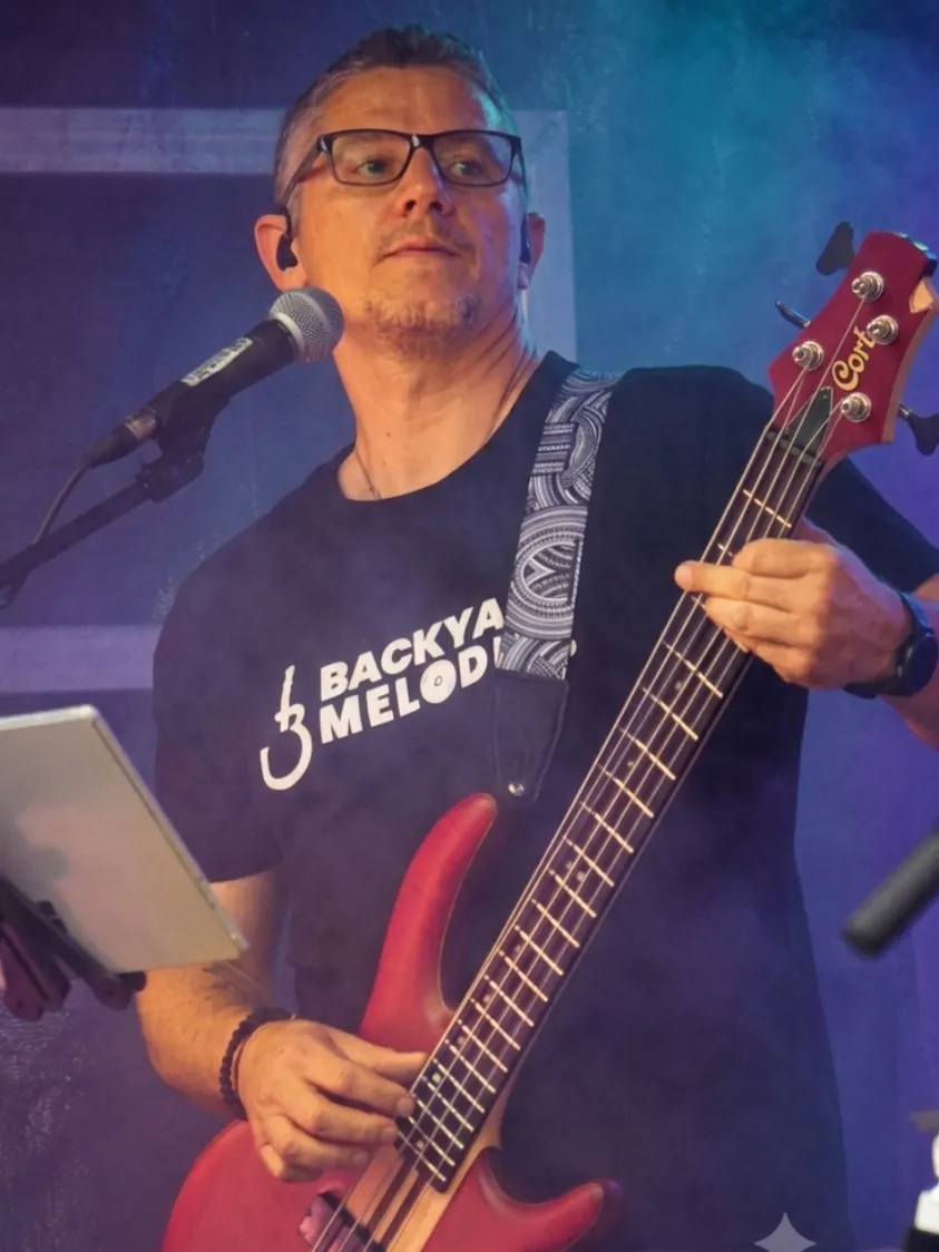 Tobias Wagner - Bass und Background Vocals