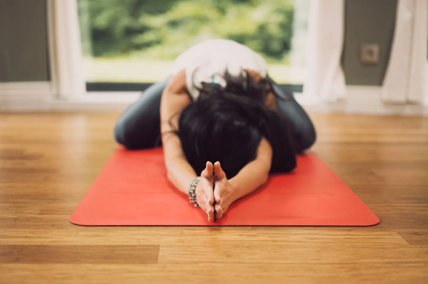 Frau in Yoga Pose auf einer Yogamatte