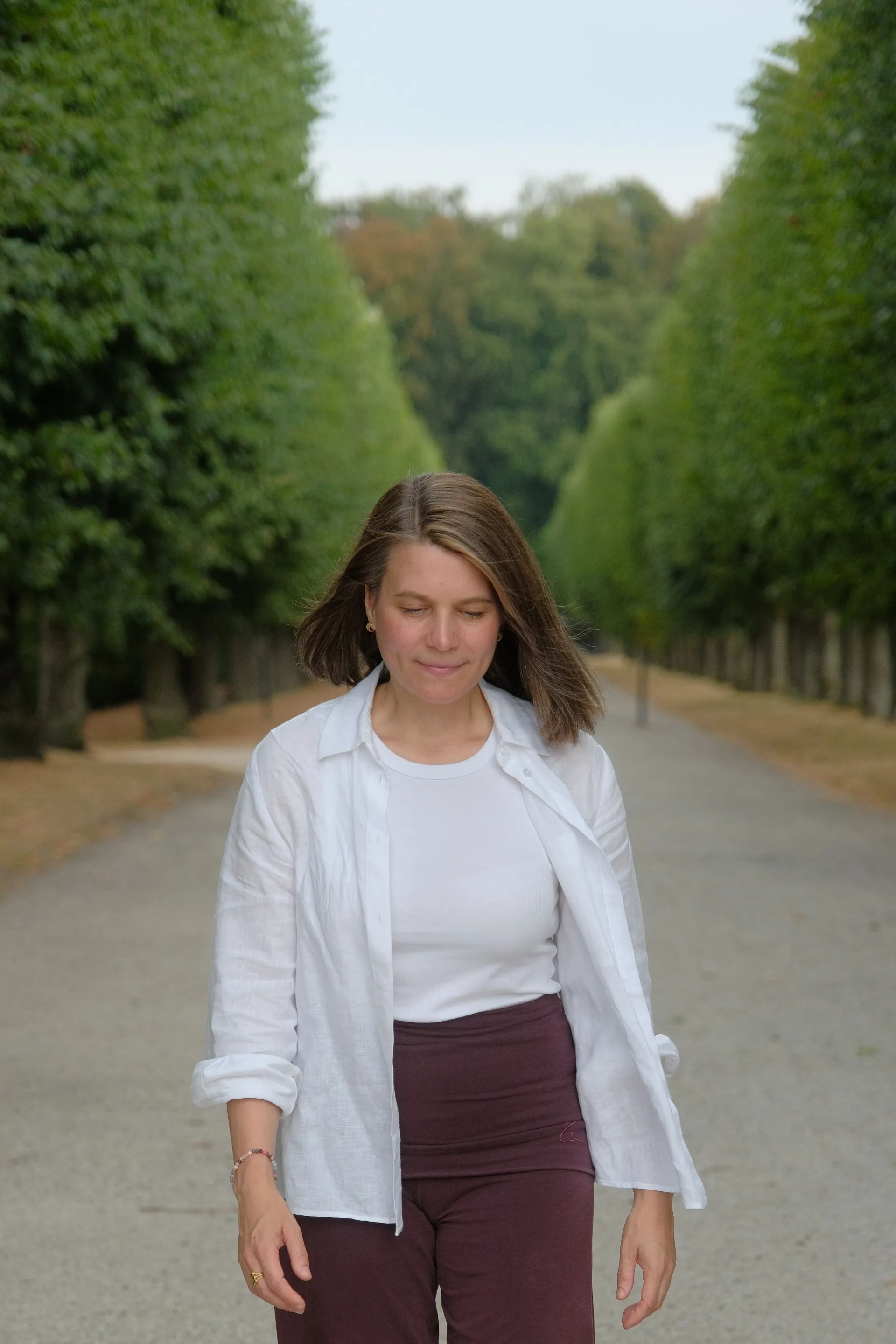 Maren Esser von moonloveyoga in einer Allee