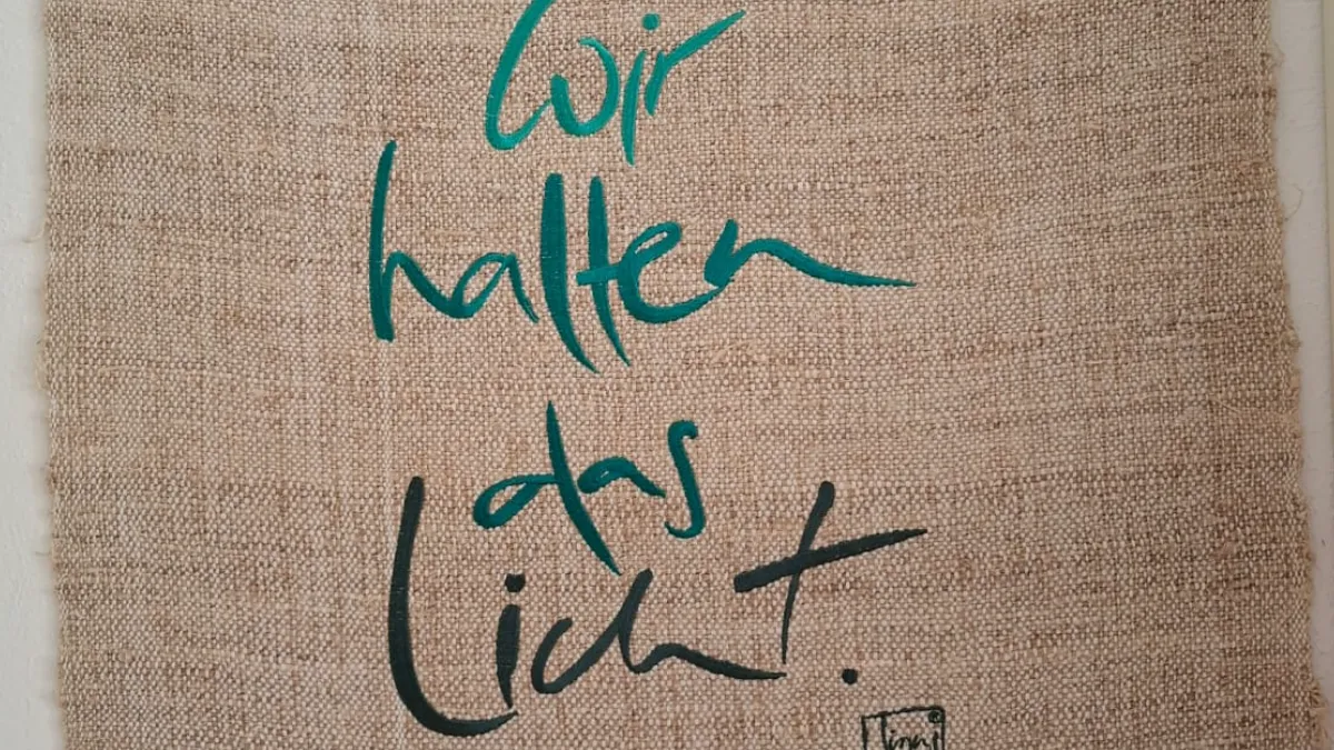 Spruch: Wir halten das Licht