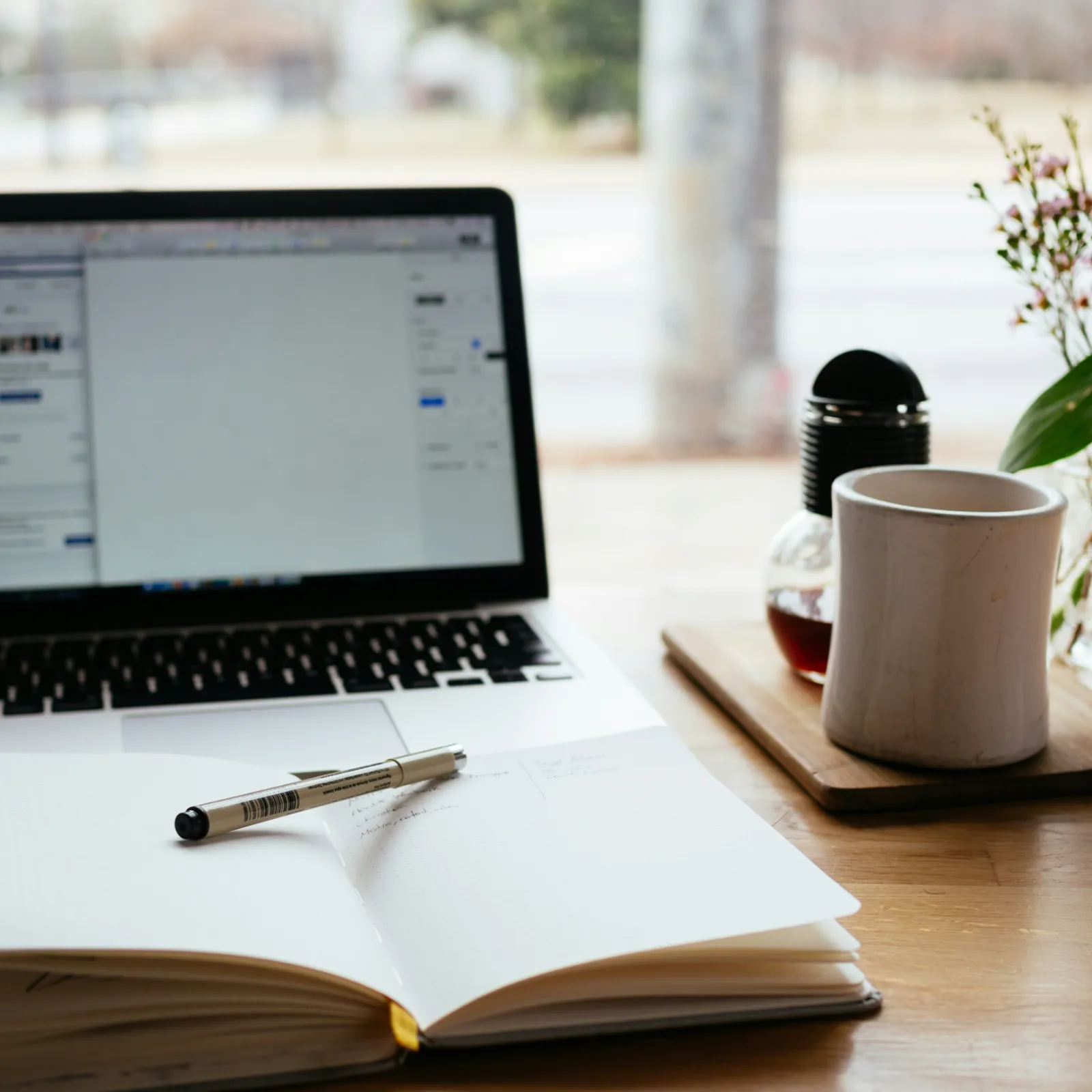 Laptop und Tasse auf Schreibtisch