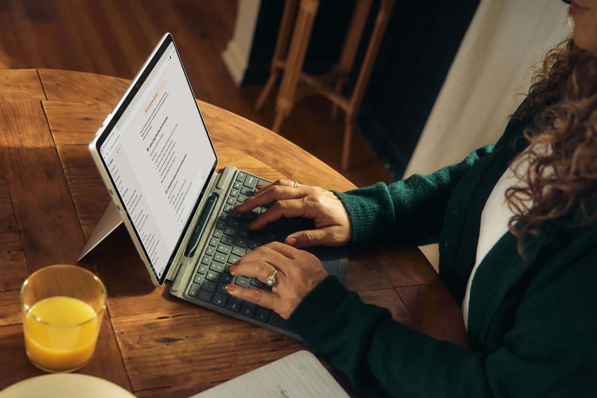Szene eines Online Meetings auf dem Laptop