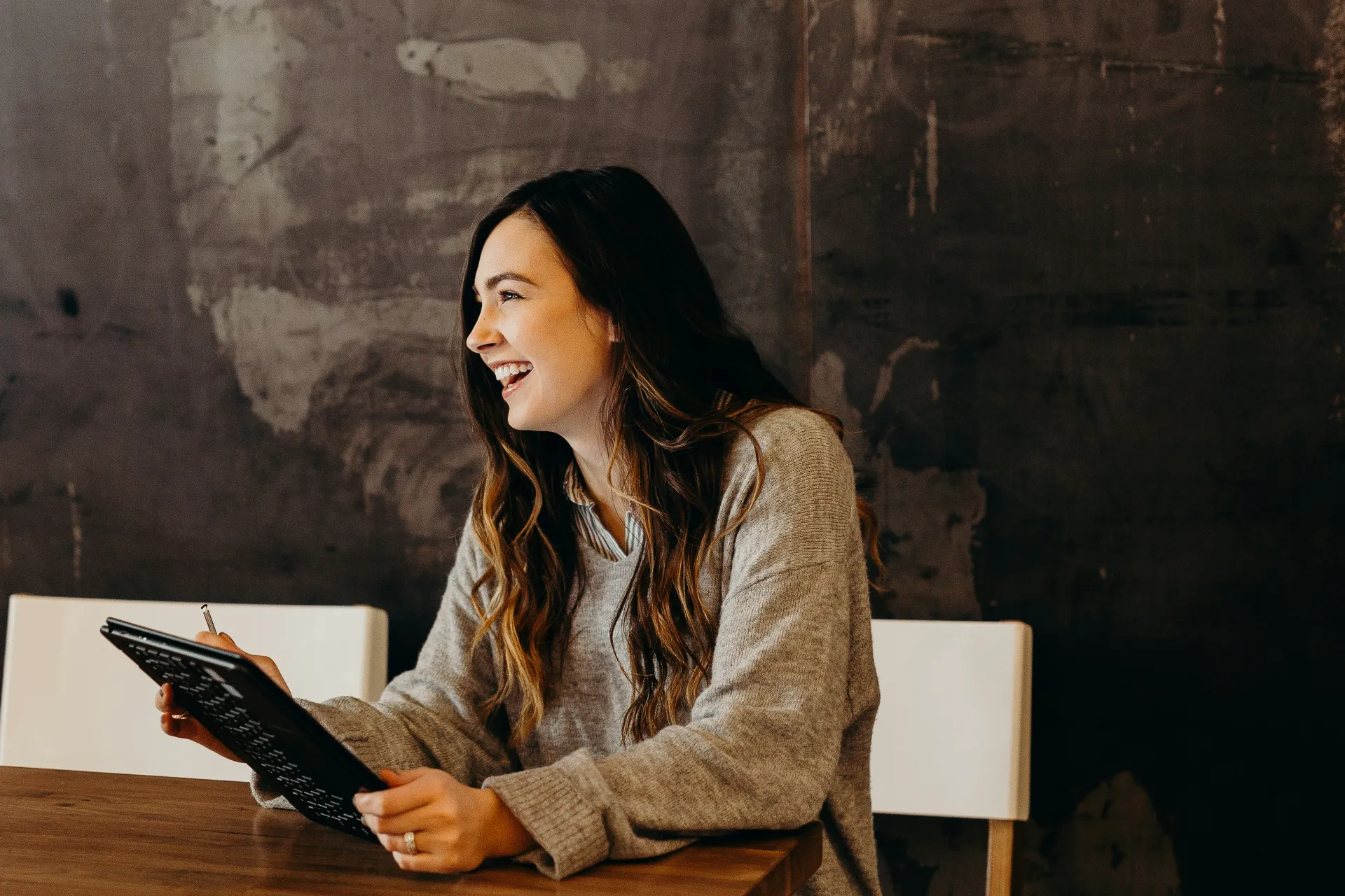 Eine Frau, die ihr Business am Laptop betreibt