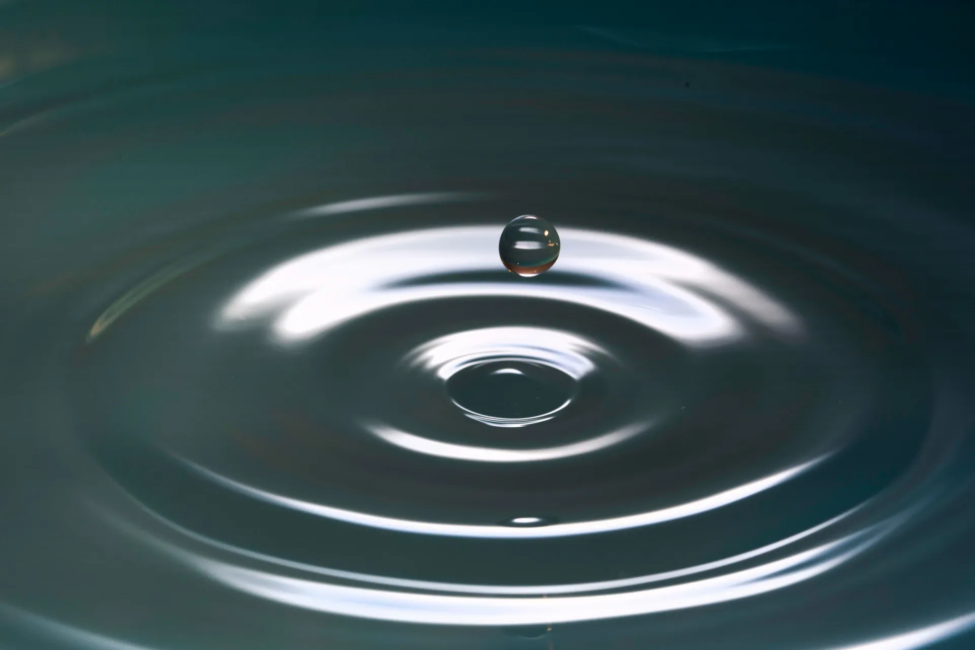 Ein Wassertropfen als Bild für innere Ruhe