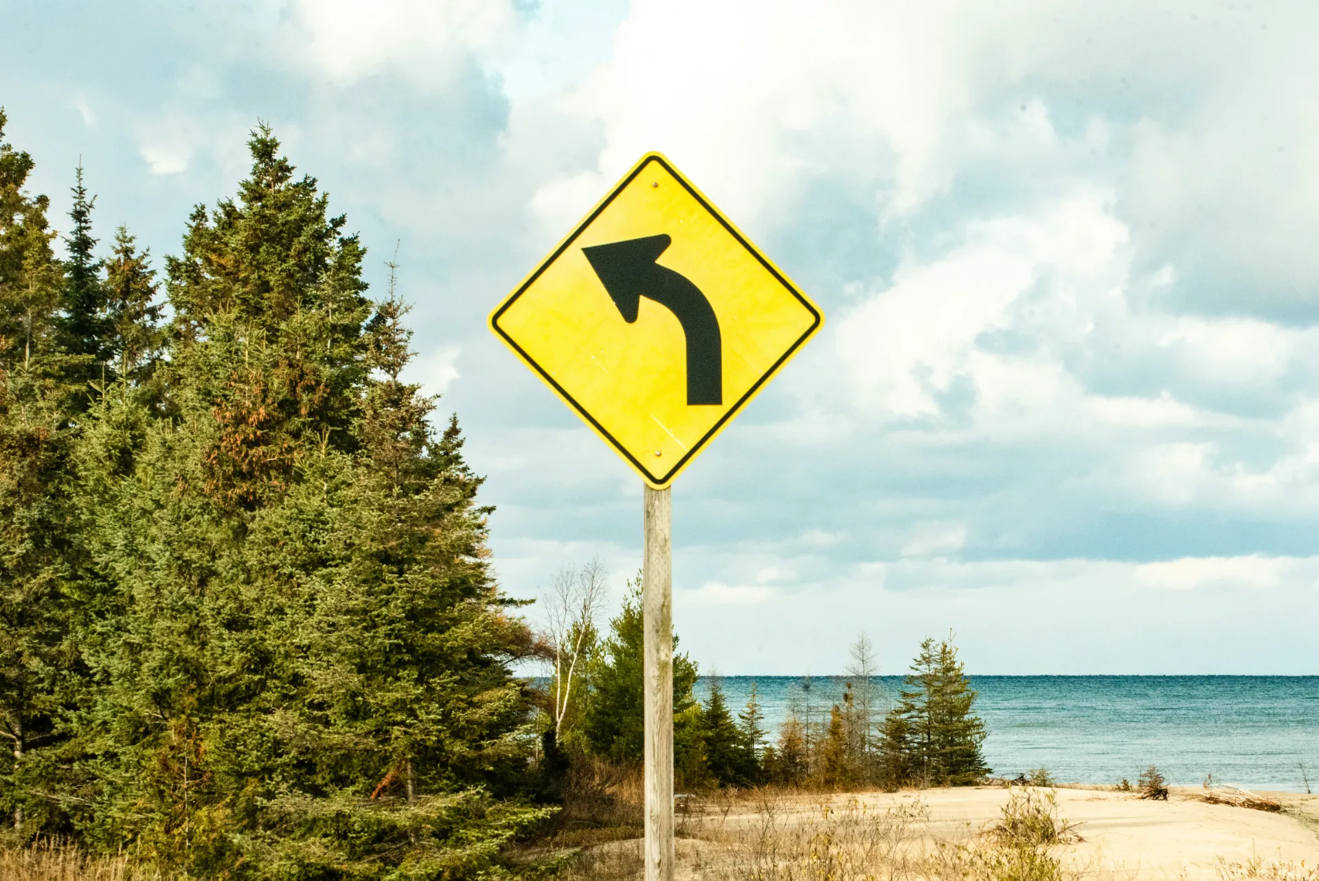 Ein Schild mit einem Richtungspfeil
