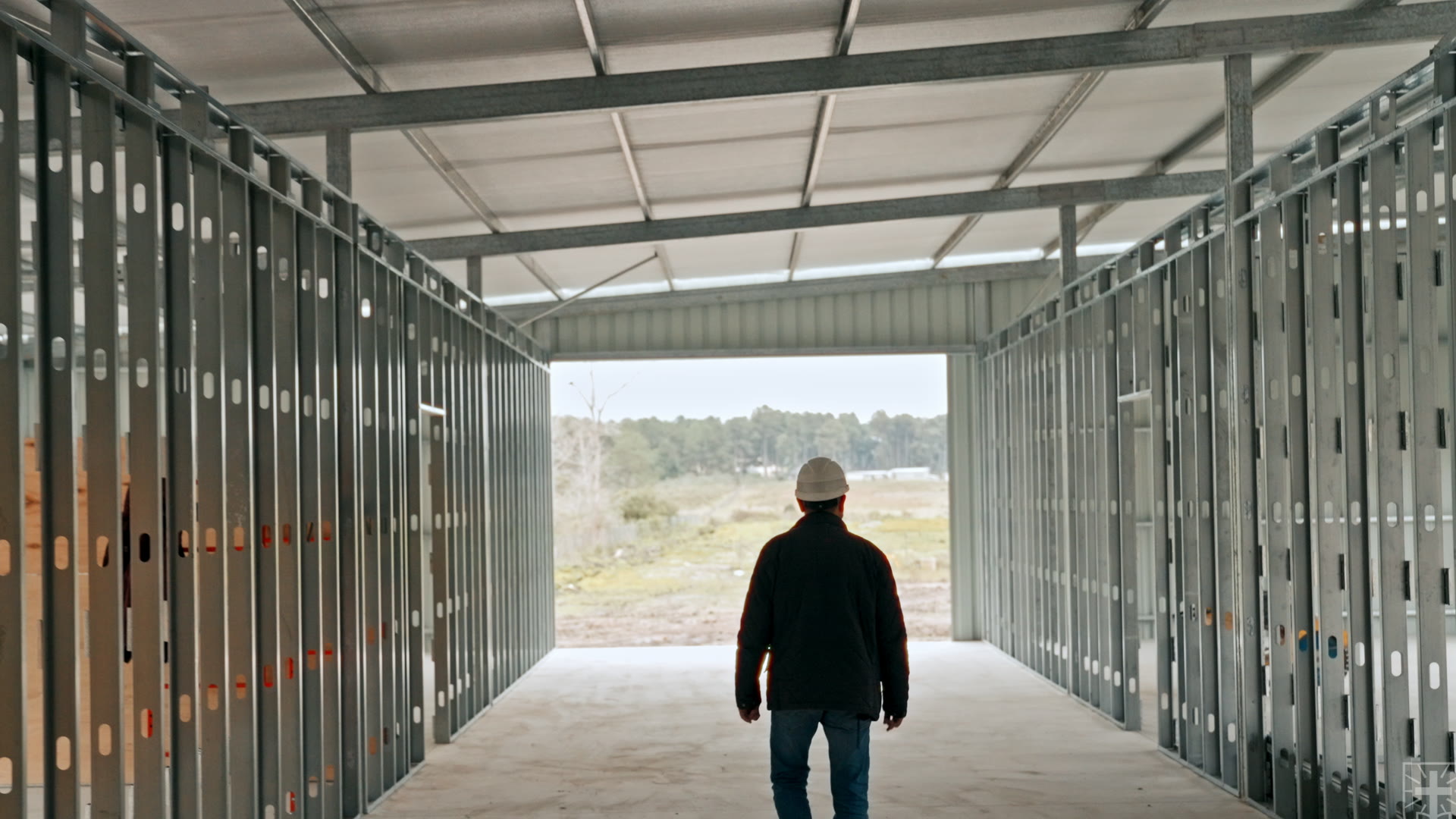 El arquitecto camina por uno de los pasillos de la obra, abierto hacia el campo