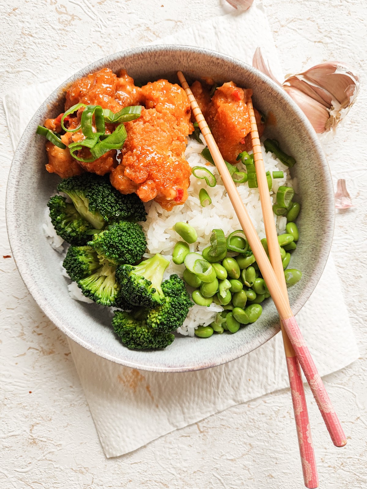 Ocvrta cvetača z bang-bang omako - Bang cauliflower in a bowl with rice and veggies