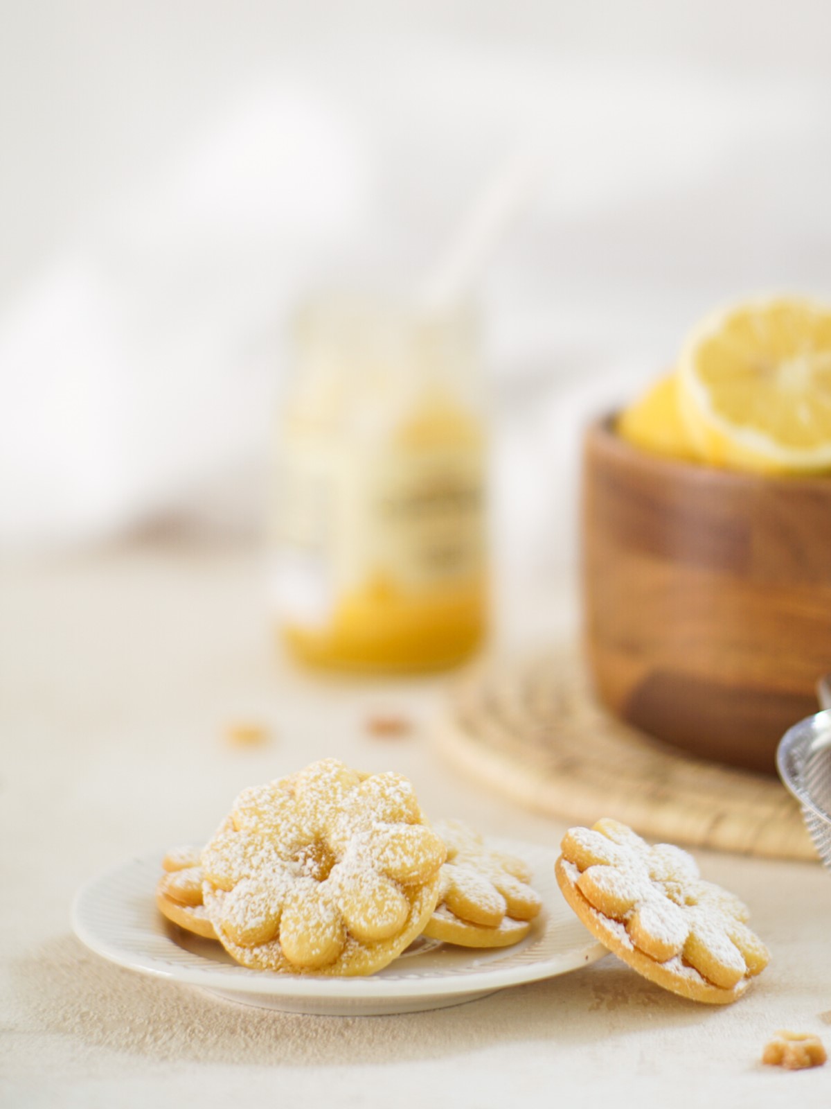 Butter cookies with lemon curd