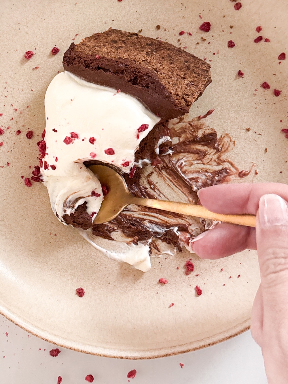 Čokoladna mousse torta z malinovim nadevom - Chocolate mousse cake with raspberry filling and whipped cream 