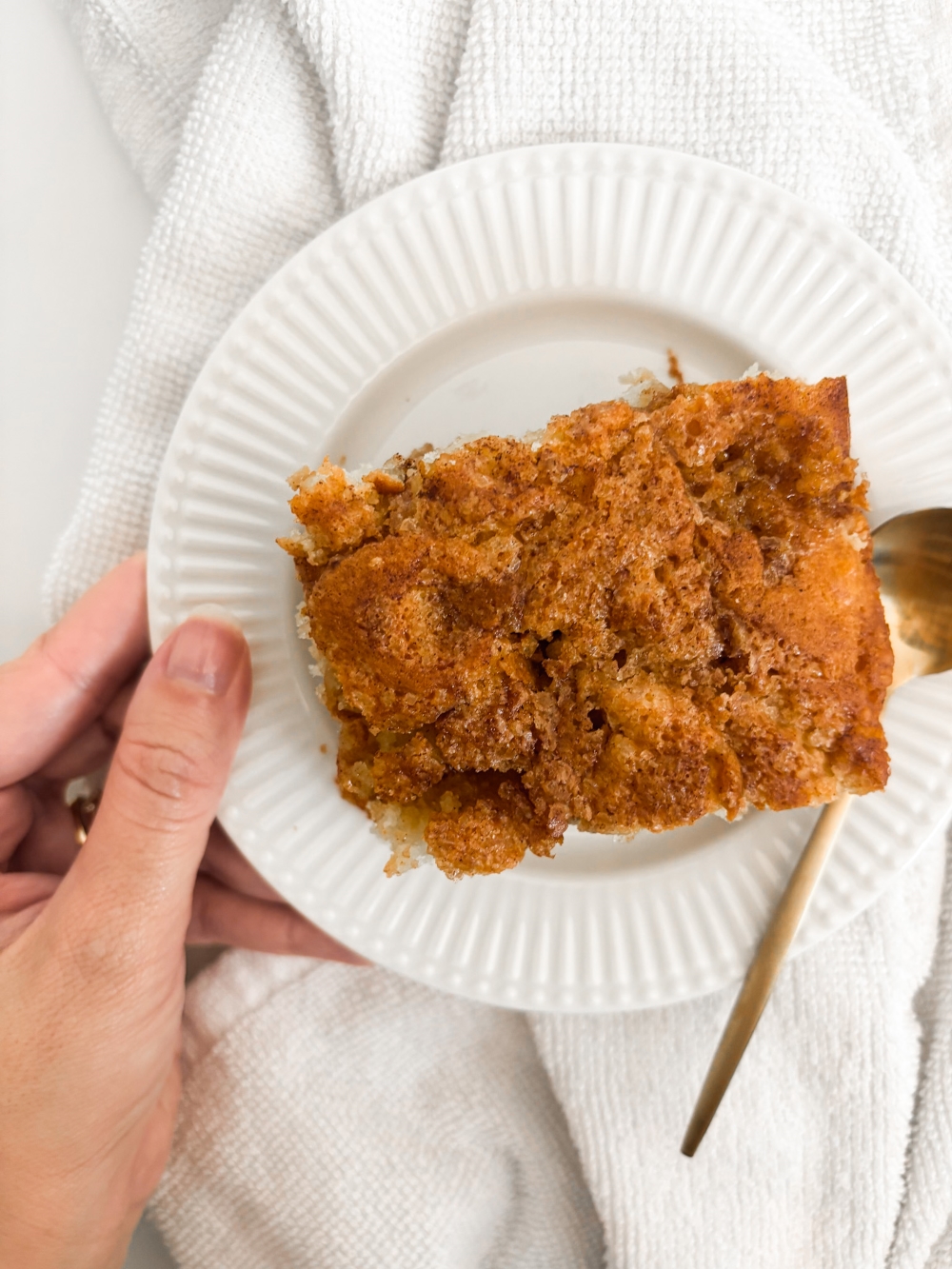 Zimtzucker-Apfelkuchen - Cinnamon sugar apple cake  on a white olate 