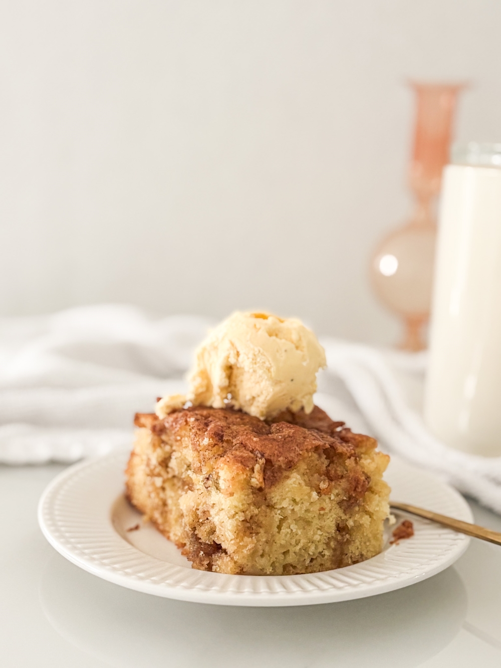 Zimtzucker-Apfelkuchen - Cinnamon sugar apple cake  with vanilla ice creak