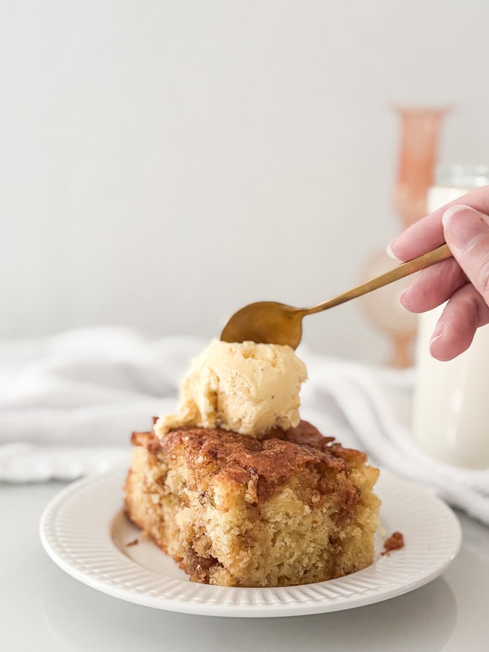 Zimtzucker-Apfelkuchen - Cinnamon sugar apple cake  with vanilla ice cream