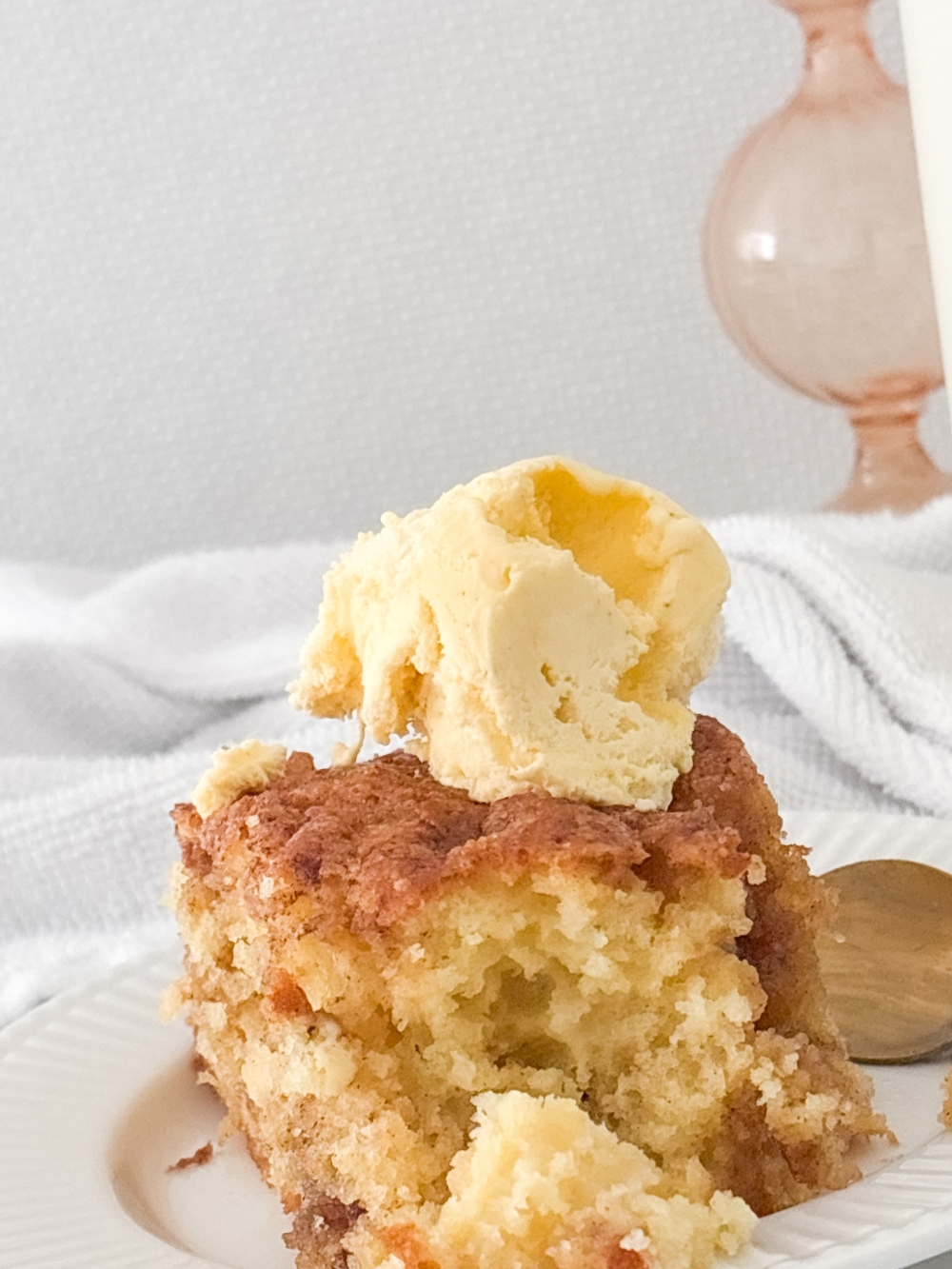 Zimtzucker-Apfelkuchen - Cinnamon sugar apple cake  with vanilla ice cream 