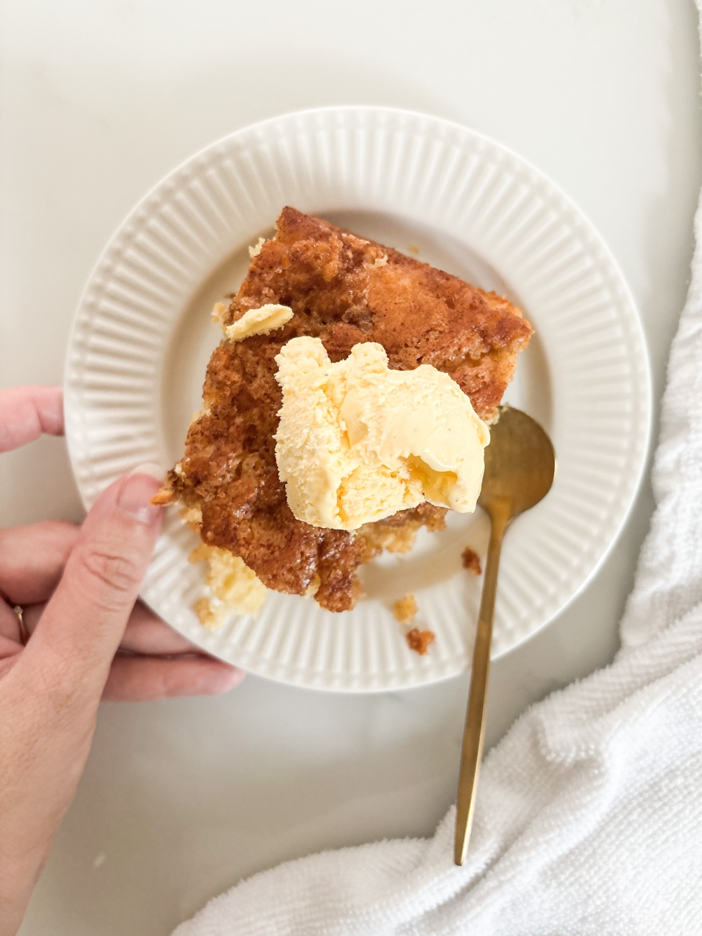 Zimtzucker-Apfelkuchen - Cinnamon sugar apple cake  with vanilla ice cream