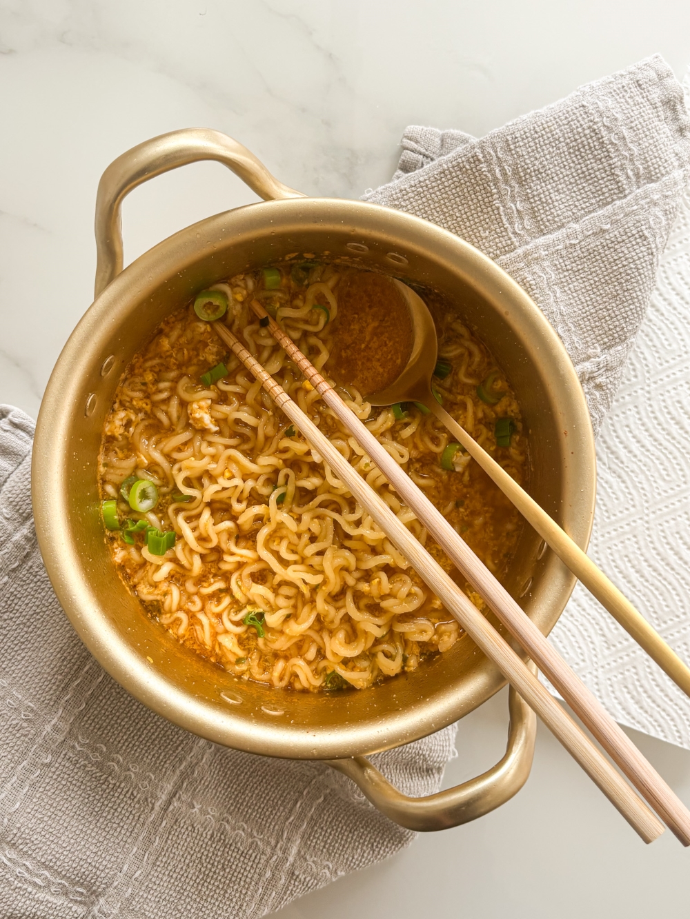 Instant-Ramen, aber besser - Instant ramen but better in a gold ramen bowl 