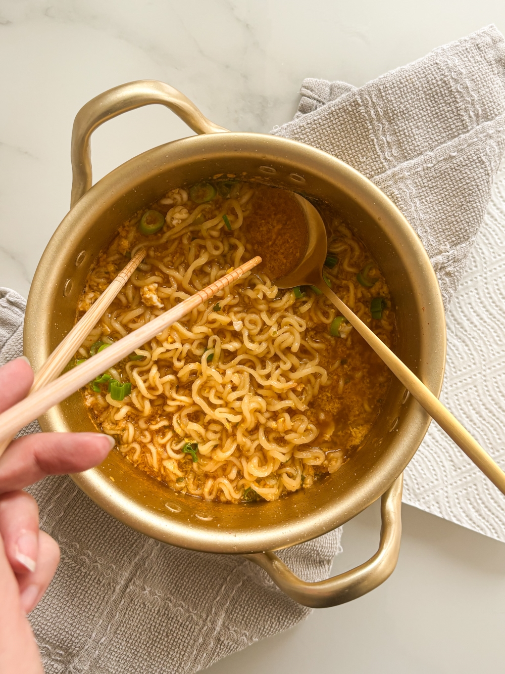Instant-Ramen, aber besser - Instant ramen but better in a gold ramen bowl 