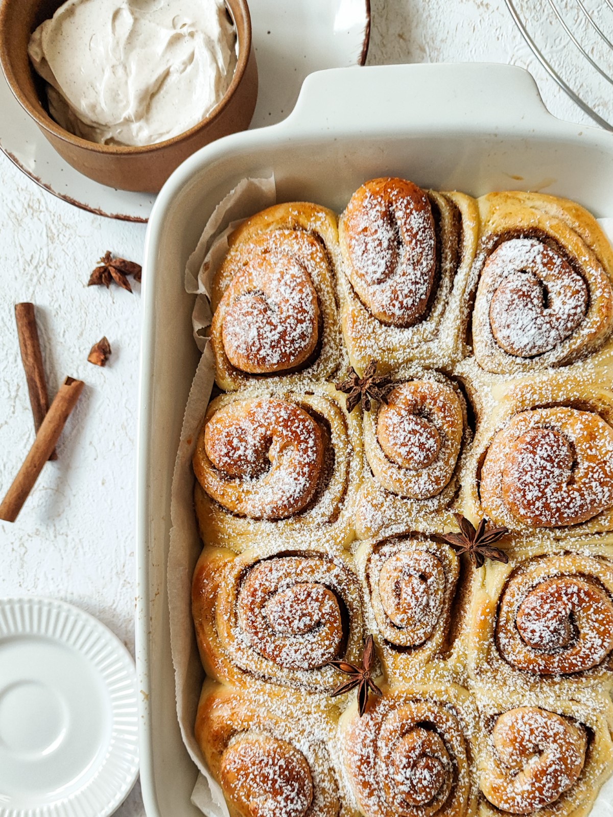Milchbrot-Zimtschnecken - Milk bread cinnamon rolls in a white baking tray