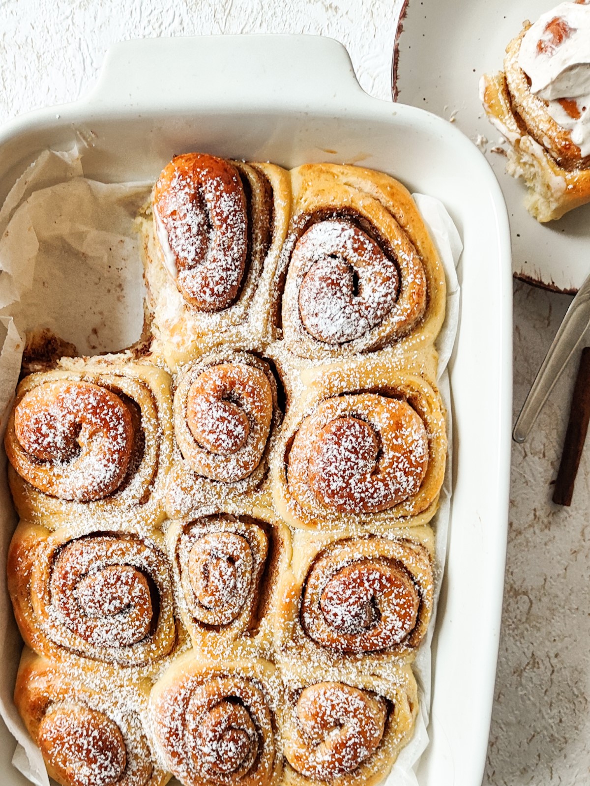 Cimetove rolice z mehkim mlečnim testom - Milk bread cinnamon rolls in a white baking tray