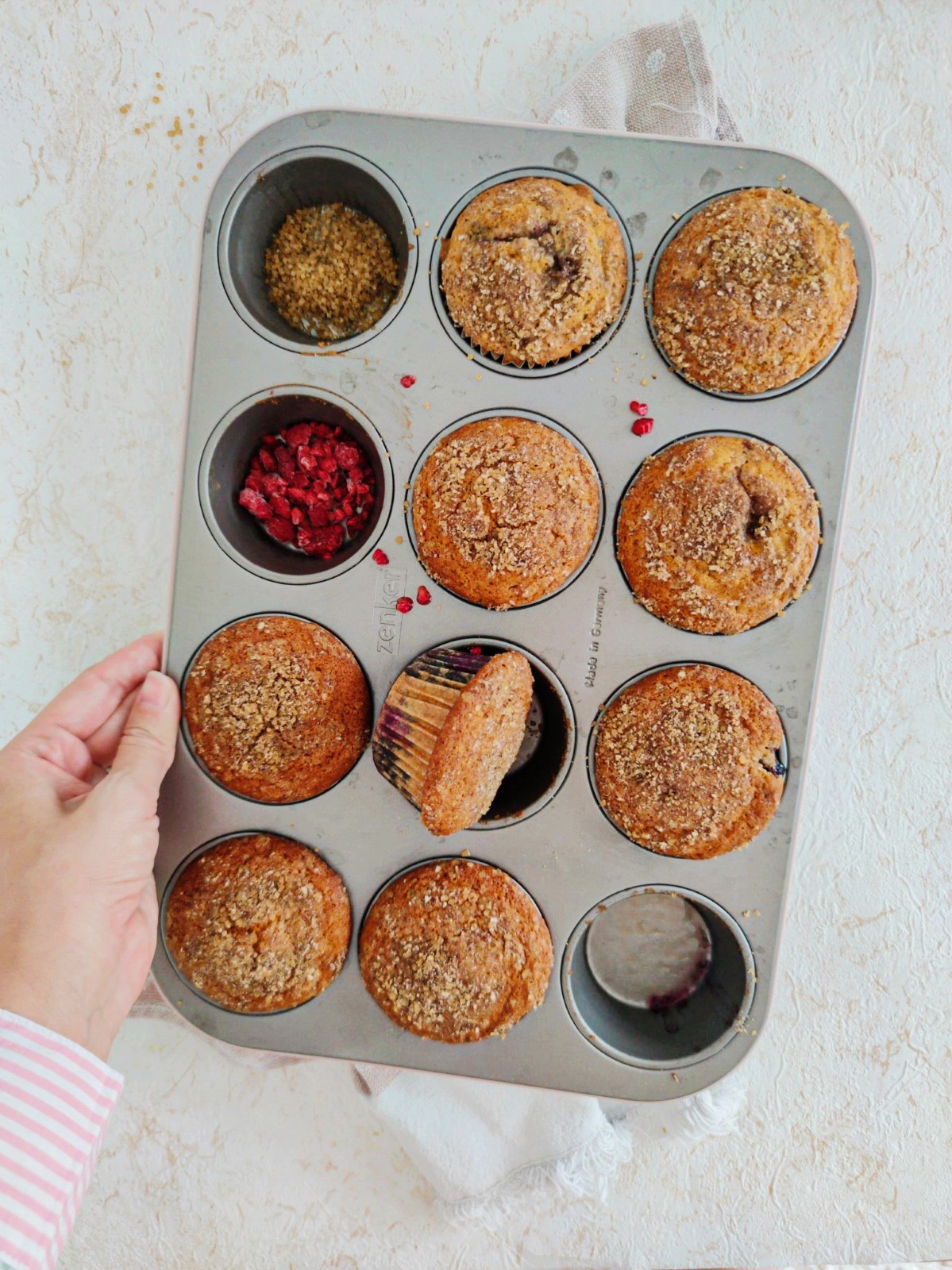 Muffins mit Beeren und Streusel Topping - Muffins with berries and streusel topping