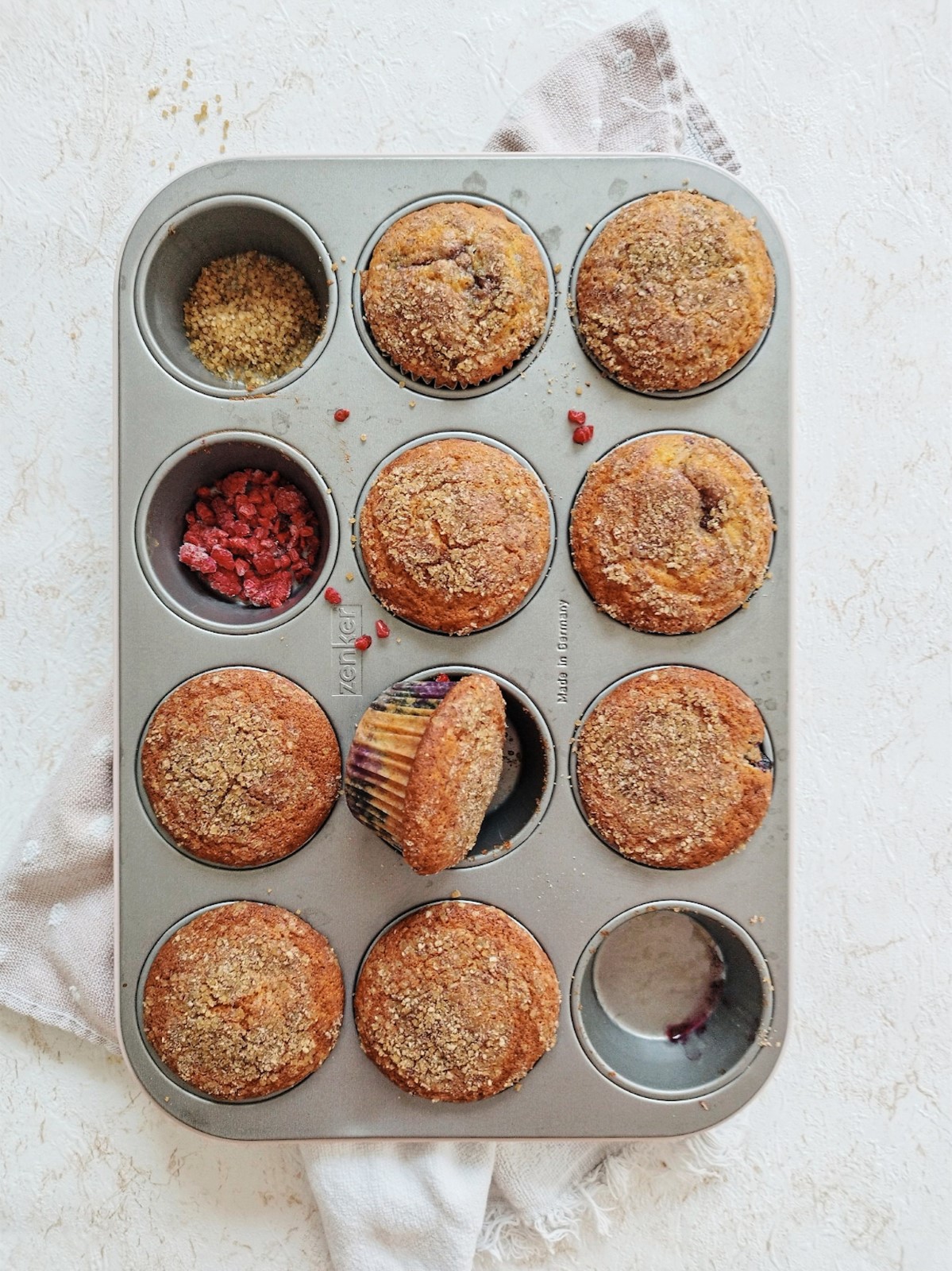 Muffins with Berries and Streusel Topping - Muffins with berries and streusel topping