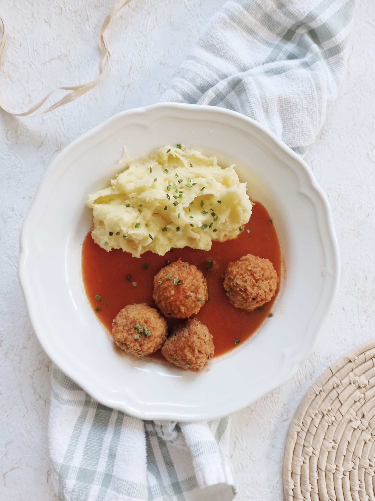 Vegetarische Fleischbällchen mit Tomatensoße  - alt