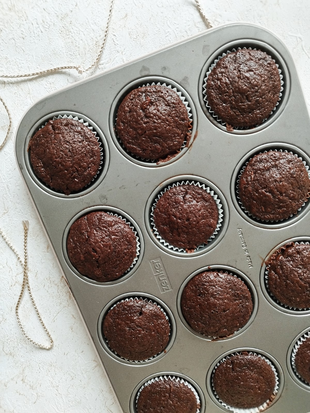 Zucchini-Muffins mit Schokolade - Zucchini Muffins with chocolate in a muffin tray