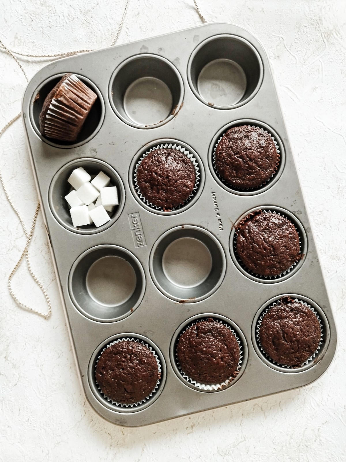 Zucchini-Muffins mit Schokolade - Zucchini Muffins with chocolate in a muffin tray