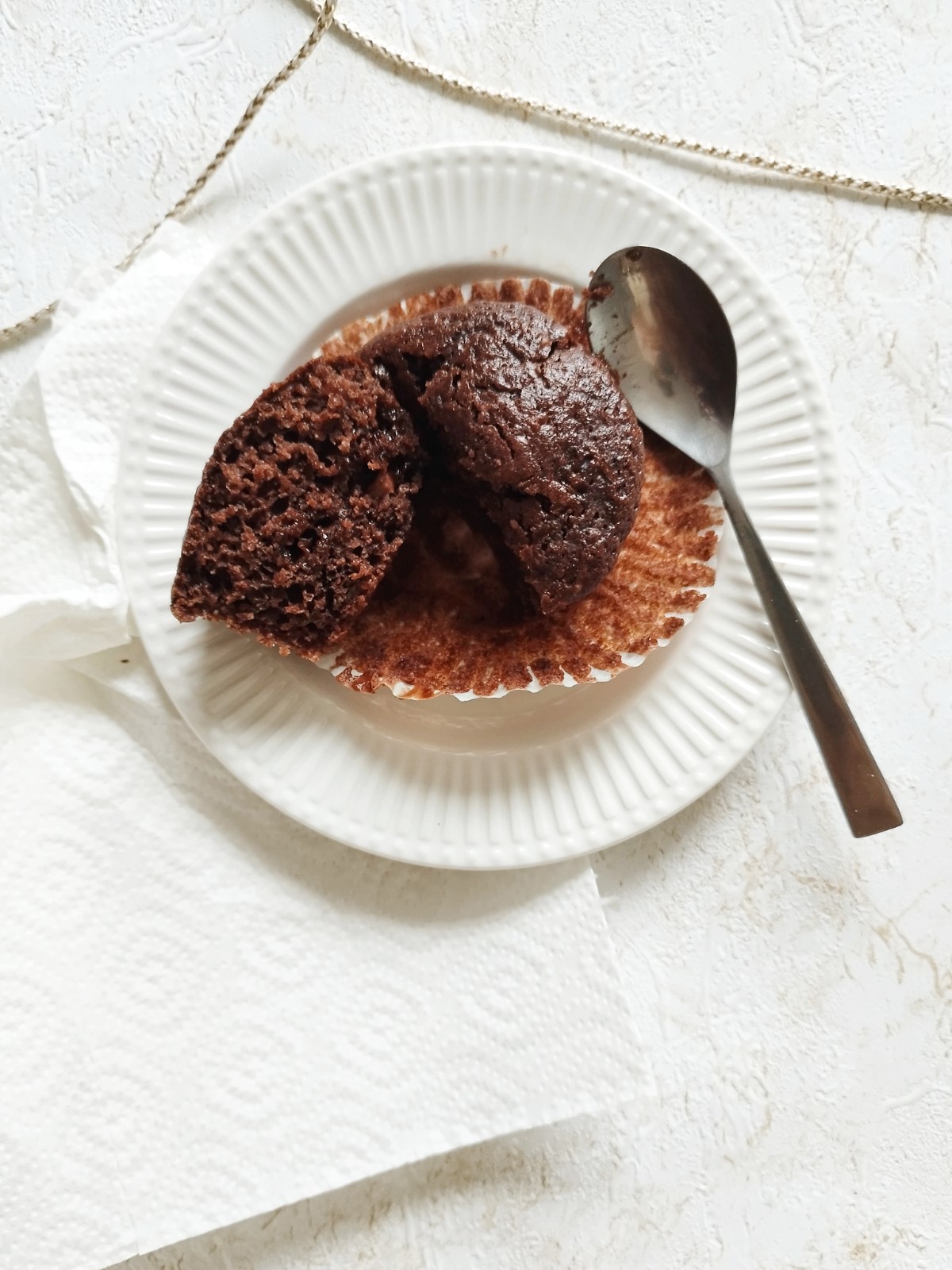 Okusni bučni mafini s čokolado - Zucchini Muffins with chocolate on a plate