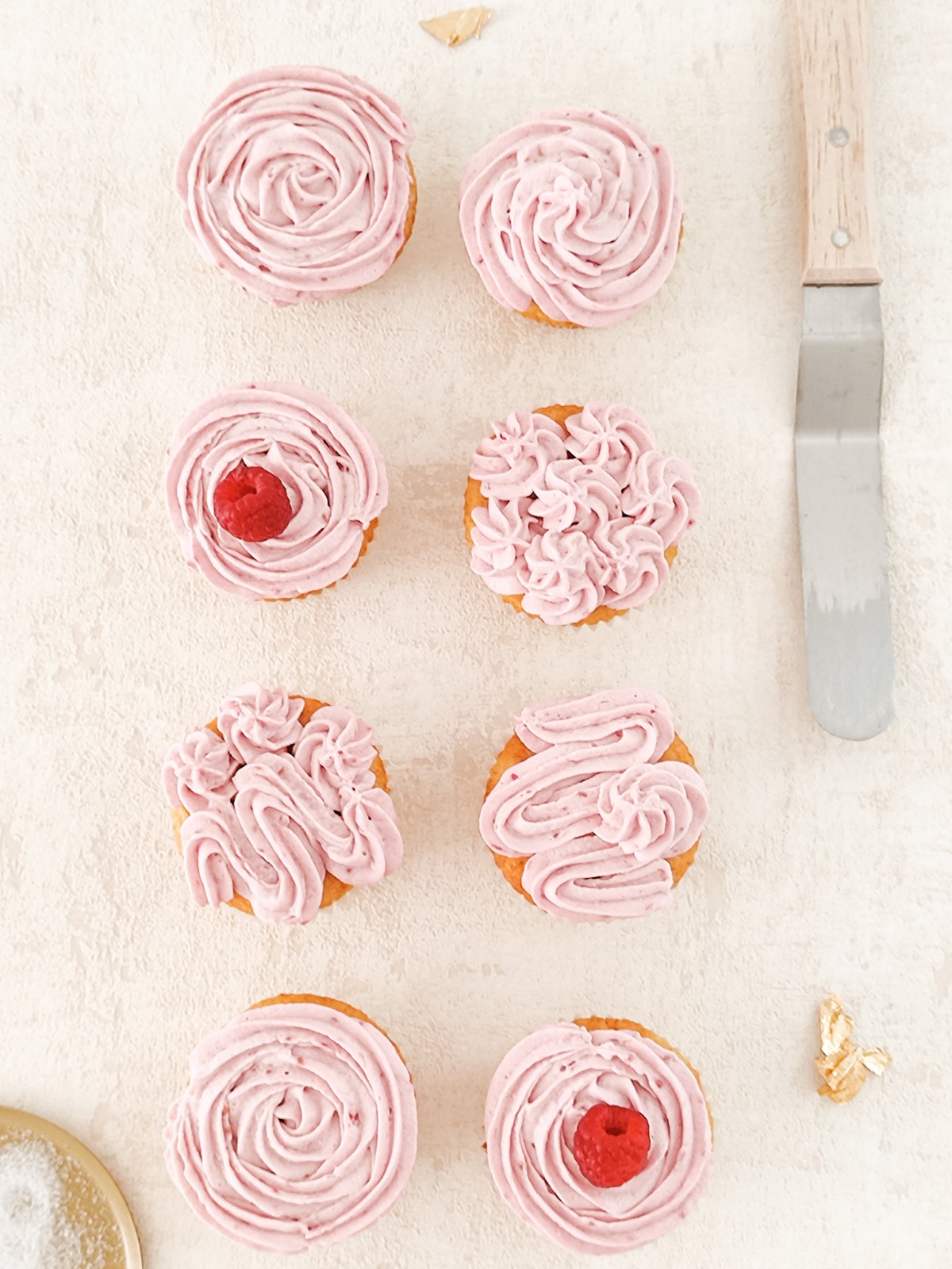 Delicious Raspberry Cupcakes - alt