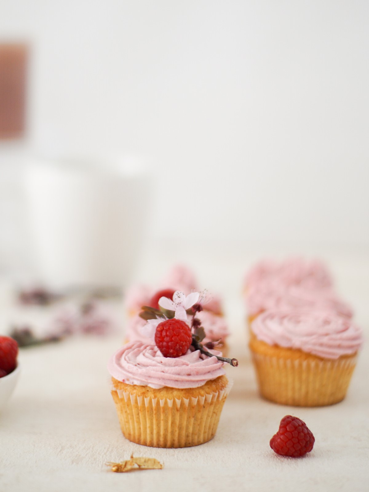 Delicious Raspberry Cupcakes - alt