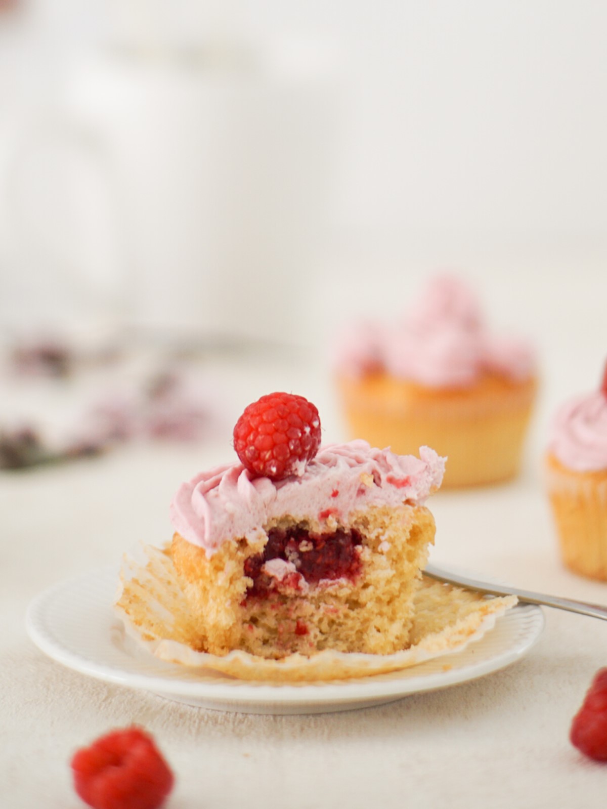 Delicious Raspberry Cupcakes - alt