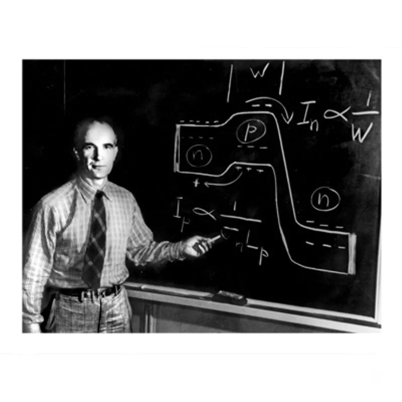 junction을 설명중인 William Shockley