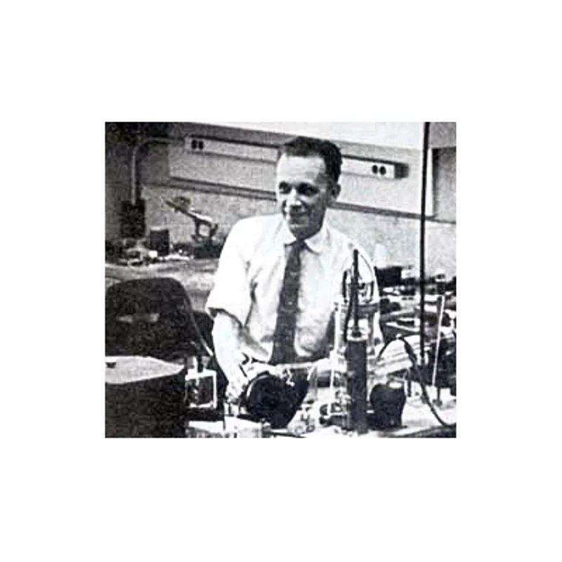 Russell Ohl 사진 https://www.computerhistory.org/siliconengine/discovery-of-the-p-n-junction/